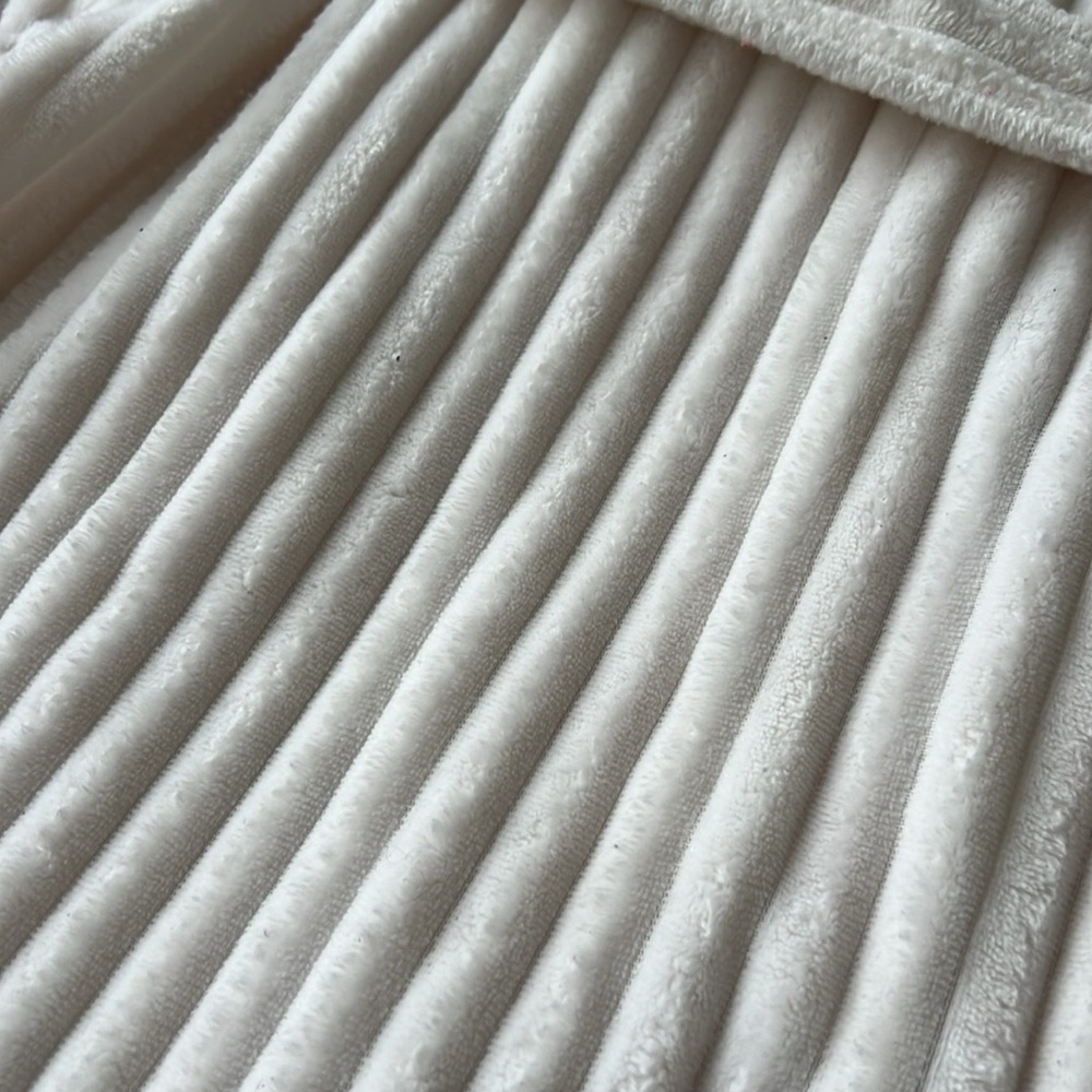 Off White Ribbed Super Plush Short Hooded Robe Size M LC Lauren Conrad